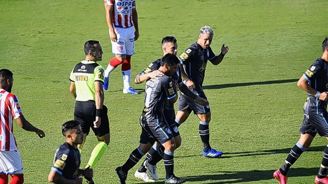 La última vez que Fernando Espinoza dirigió a Unión fue derrota como local ante Atlético Tucumán 5-3.