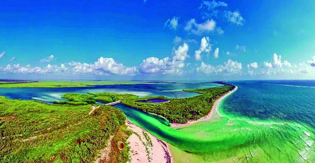 Cancún es conocida por sus extensas playas y su mezcla perfecta de naturaleza y cultura.