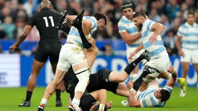 Mateo Carreras tackea a Beauden Barret. Los Pumas dan pelea a los poderosos All Blacks.