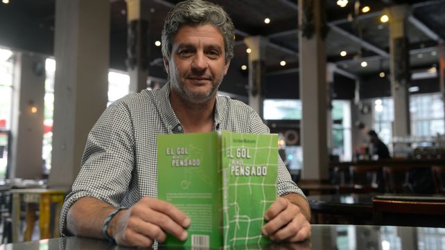 El padre y la criatura. Borsato muestra su obra “El gol menos pensado”