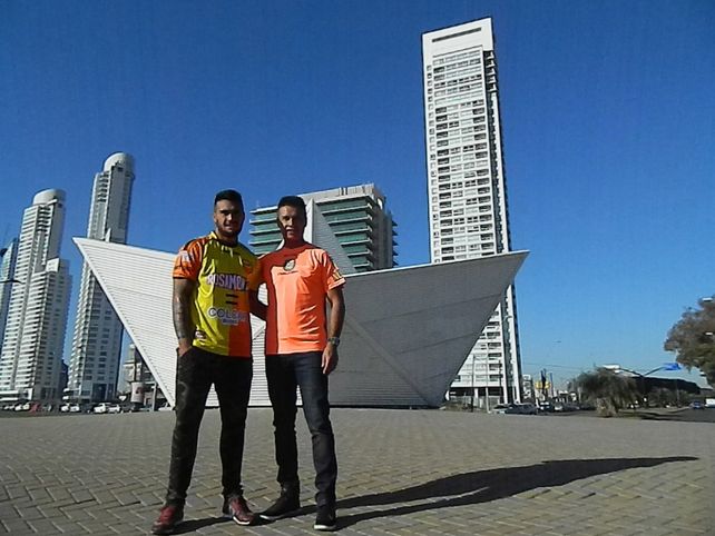 Son de acá. Rodrigo (jugador) y Gustavo (árbitro) llegaron a la máxima categoría del fútbol nacional. Padre e hijo jugaron en la Rosarina y son de primera.