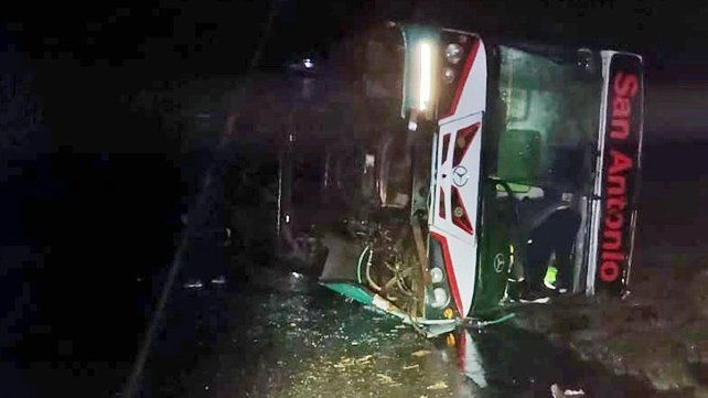 Se produjo un vuelco de un colectivo que transportaba trabajadores de Concordia. Ocurrió cuando llovía copiosamente en la Ruta 14. Hay 10 heridos Se produjo un vuelco de un colectivo que transportaba trabajadores de Concordia. Ocurrió cuando llovía copiosamente en la Ruta 14. Hay 10 heridos
