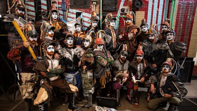 La murga rosarina La Cotolengo presenta este domingo en Plataforma Lavardén su nuevo espectáculo Un siglo después