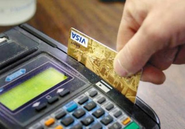 Pagar con débito en el exterior es más conveniente que con la de crédito