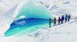 El minitrekking permite caminar sobre la superficie del Glaciar Perito Moreno y descubrir de cerca grietas, lagunas de deshielo y formaciones de hielo únicas. El minitrekking permite caminar sobre la superficie del Glaciar Perito Moreno y descubrir de cerca grietas, lagunas de deshielo y formaciones de hielo únicas.