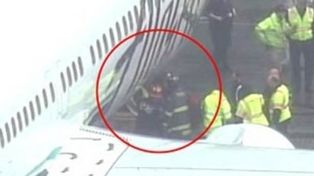 Se quedó dormido en la bodega de un avión y provocó un aterrizaje de emergencia