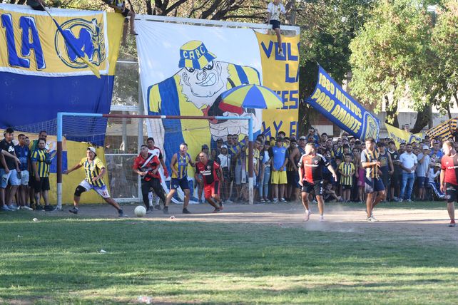 Los jugadores mostraron su casaca de diversas etapas en un partido con altibajos.