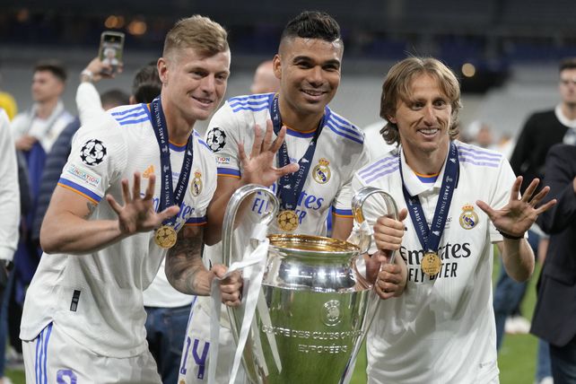 Tony Kroos, Casemiro y Luka Modric posan para la foto con la orejona. 