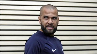 Dani Alves, de 40 años, deberá acudir al juzgado de Barcelona para recibir la notificación del procesamiento.