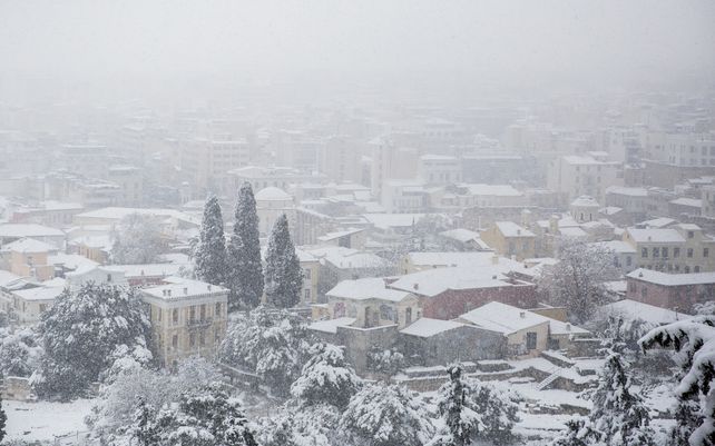 La ola de frío en Grecia cubre de nieve Atenas