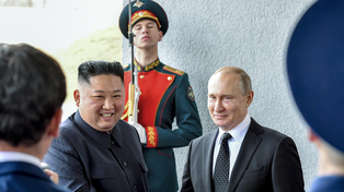 Kim y Putin se saludan en Vladivostok en abril de 2019.