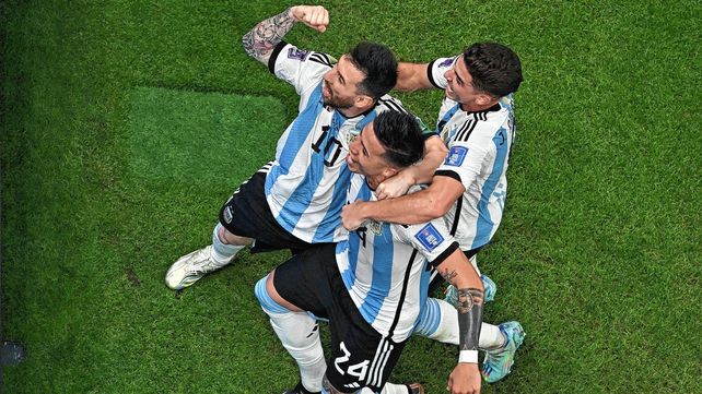 Argentina logró un triunfo vital para seguir con vida en el Mundial