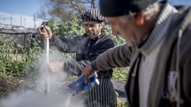 Mientras algunas personas compran botellas de agua