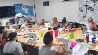 Escuelas de capacitación laboral muestran sus producciones hoy en la plaza 1° de Mayo