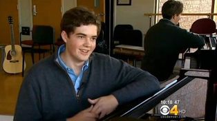 Un joven que no sabía música tuvo conmoción cerebral y ahora toca trece instrumentos