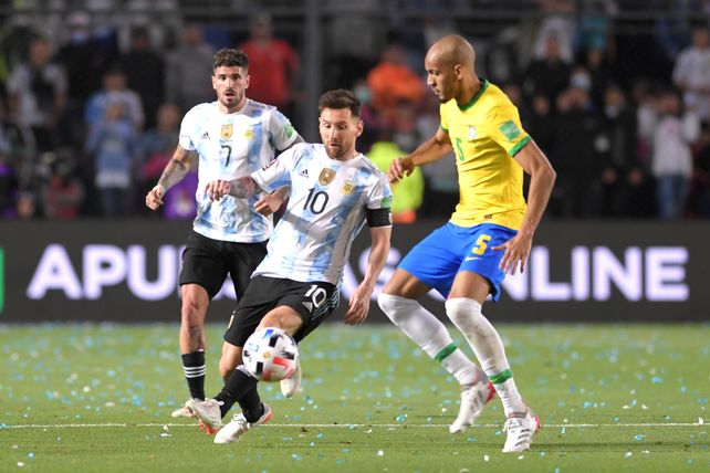 De zurda. Lionel Messi intenta maniobrar ante Fabinho. La Pulga trató pero fueron más ganas que fútbol.