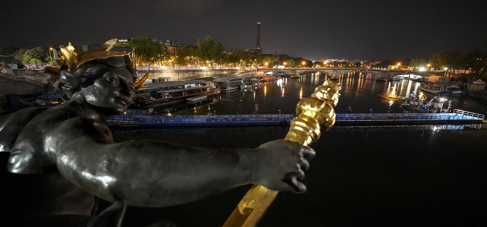 Vista nocturna en el río Sena de París, en los Juegos Olímpicos de Verano de 2024, el martes 30 de julio de 2024, en el puente Alexandre III en París, Francia. (Foto AP/Vadim Ghirda) Vista nocturna en el río Sena de París, en los Juegos Olímpicos de Verano de 2024, el martes 30 de julio de 2024, en el puente Alexandre III en París, Francia. (Foto AP/Vadim Ghirda)
