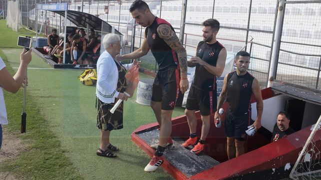 Doña Paula gritó los goles de Patronato con la camiseta firmada por los jugadores
