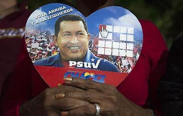 Una mujer reza por la salud de Chávez.