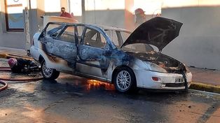 Automóvil se incendió por completo en calle Chile de Paraná