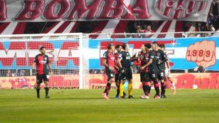 Fernando Espinoza discute con los jugadores de Newells.