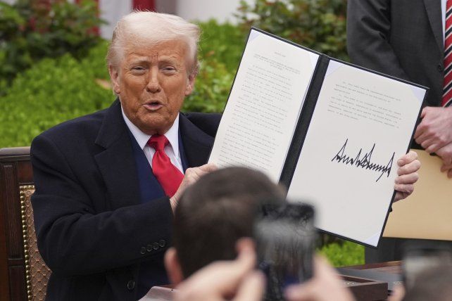 Trump al anunciar los aranceles diferenciados en abril del año pasado.
