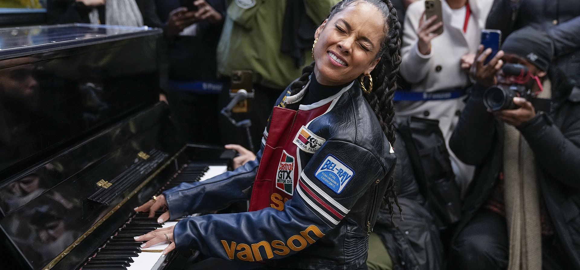 Alicia Keys toca el piano de Sir Elton John en la estación internacional de St Pancras, Londres, Reino Unido. Fotografía: Samir Hussein/WireImage Alicia Keys toca el piano de Sir Elton John en la estación internacional de St Pancras, Londres, Reino Unido. Fotografía: Samir Hussein/WireImage