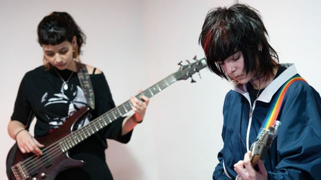 Sofía y Miles, la dupla de guitarras eléctricas del ensamble Acople