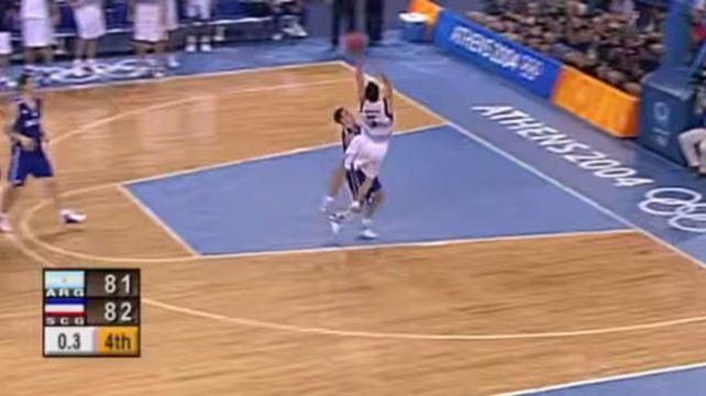 El vuelo de Manu Ginóbili, sobre la chicharra, para vencer a Serbia por un punto en los Juegos Olímpicos de Atenas 2004.
