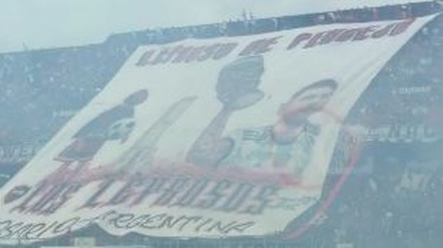 Lionel Messi y su bandera en la cancha de Newells.