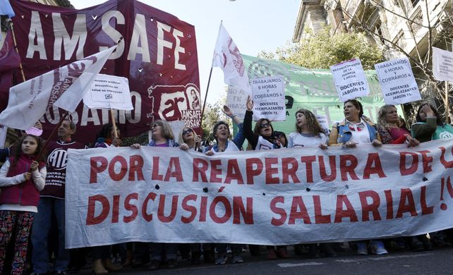 Marcha. Maestros y estatales recorrerán desde la plaza 25 de Mayo hasta la plaza San Martín. Piden reabrir paritarias.