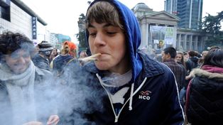 Los adolescentes que fuman marihuana están más expuestos al fracaso escolar