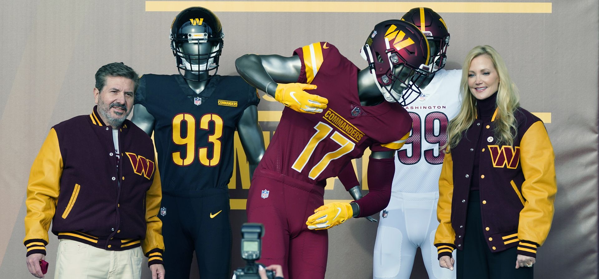 Dan y Tanya Snyder, copropietarios y codirectores ejecutivos de los Washington Commanders, presentan la nueva identidad de su equipo de fútbol americano de la NFL, el miércoles 2 de febrero de 2022, en Landover, Maryland. El nuevo nombre llega 18 meses después de que la franquicia que alguna vez tuvo algún problema judicial, abandonó su antiguo apodo luego de décadas de críticas de que era ofensivo para los nativos americanos.