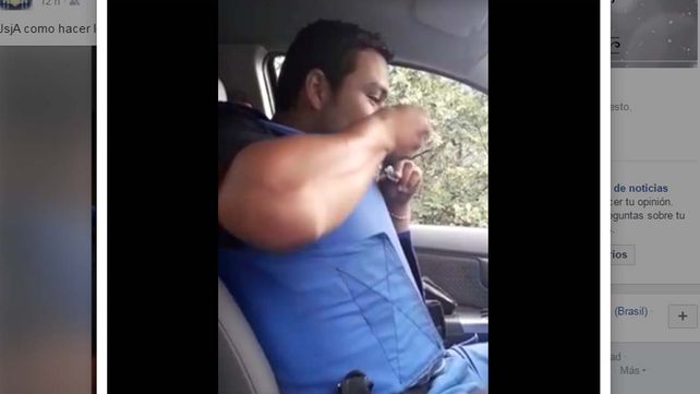 El momento en que aspira una punta de cocaína en el patrullero.&nbsp;