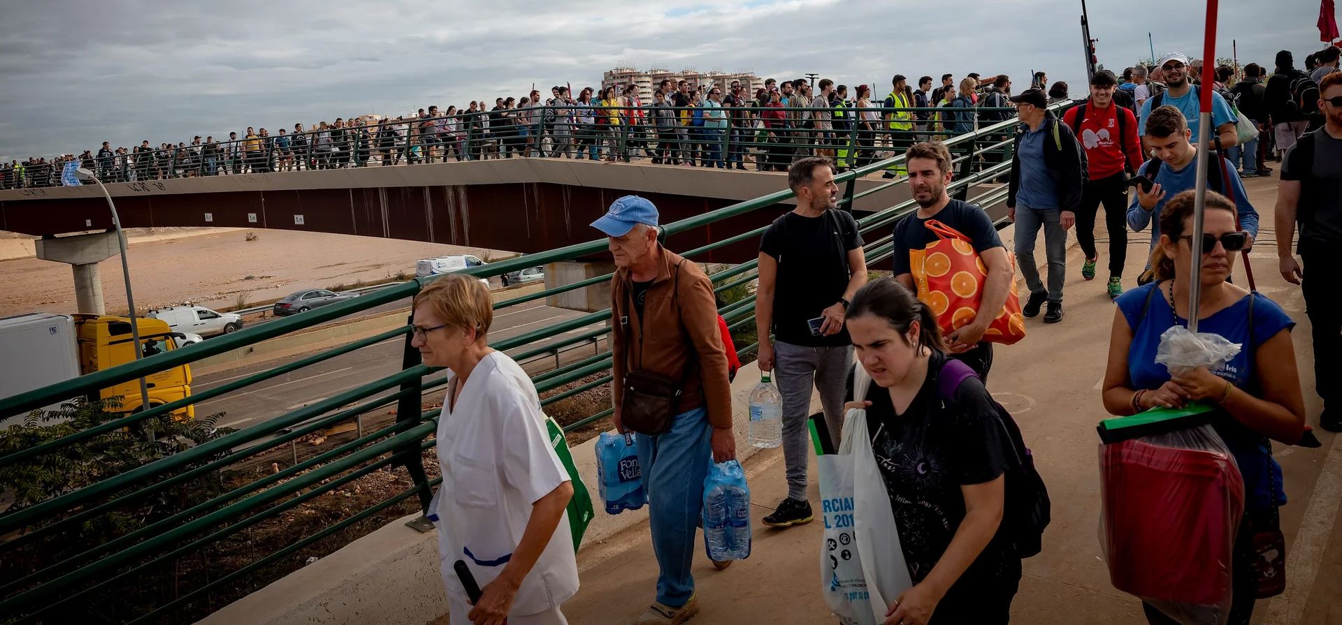 Miles de voluntarios llegan para limpiar las zonas afectadas por las graves inundaciones que azotaron el 29 de octubre, Valencia, España. Fotografía: Albert Llop/NurPhoto/Rex/Shutterstock Miles de voluntarios llegan para limpiar las zonas afectadas por las graves inundaciones que azotaron el 29 de octubre, Valencia, España. Fotografía: Albert Llop/NurPhoto/Rex/Shutterstock