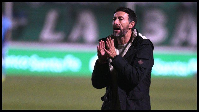 El Kily González tratando de ordenar a su equipo.