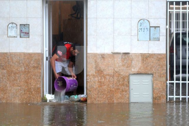 Las postales de una jornada donde la lluvia no dio tregua y el agua entró a los hogares