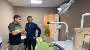 El secretario de Salud de la Municipalidad, Nicolás Lapetina junto al intendente, Horacio Compagnucci, en el consultorio odontológico del Centro Integrador Comunitario de Las Parejas, inaugurado en 2022.