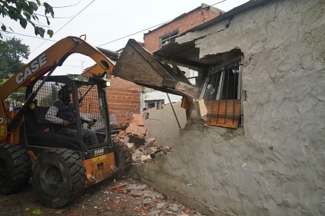 Derriban en Tablada bunkers vinculados a la banda de Chucky Monedita.
