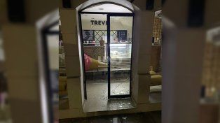 Otro violento ataque contra un comercio: destrozaron la puerta de una heladería en pleno bulevar