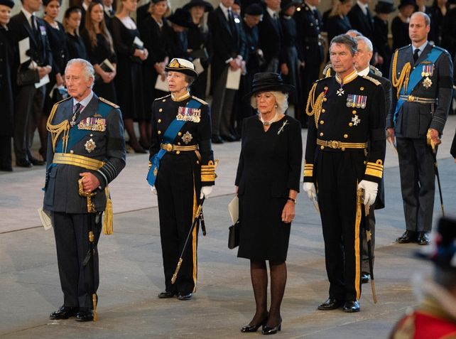 Miles de personas desfilaron para entrar a la capilla ardiente de la reina Isabel II