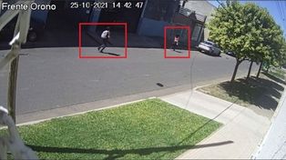 Una cámara muestra el momento previo en que el sicario ataca a la mujer