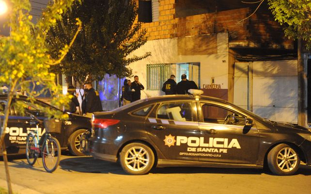 Crimen en barrio Triángulo: un hombre fue atacado a balazos en el interior de un auto.