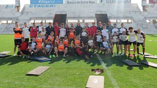 Después del final de la práctica los jugadores del Rojinegro se mostraron todos juntos. &nbsp; 