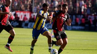 Emanuel Coronel y Rodrigo Herrera, en el último clásico. Central tiene mejor plantel pero Newells viene en alza.