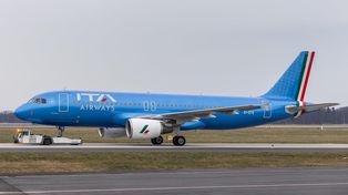 Argentinos con pasajes de Alitalia esperan un canje para poder volar por ITA