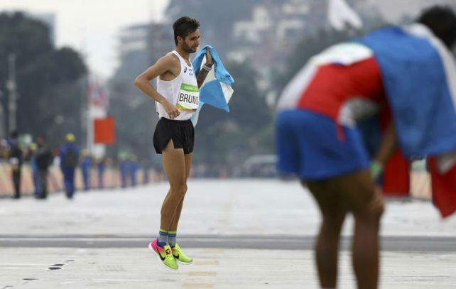 La llegada de Federico Bruno a la meta del maratón. Foto Lucy Nicholson