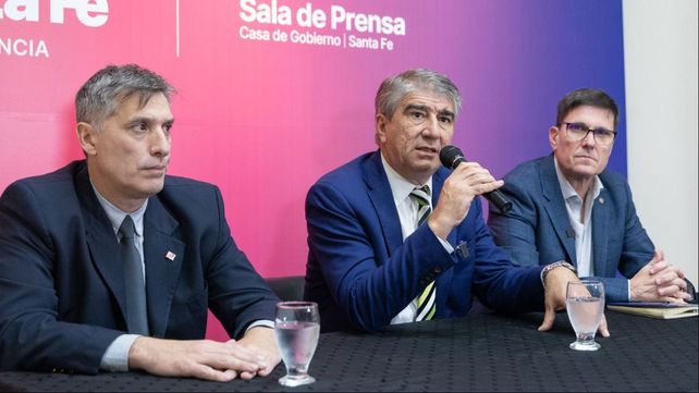 Los ministros de Gobierno e Innovación Pública, Fabián Bastía; de Economía, Pablo Olivares, y de Educación, José Goity, anunciaron el descuento del día a quienes adhieran al paro.