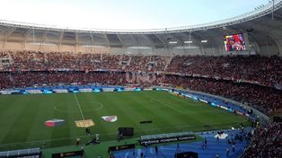 Los hinchas de Colón dieron un show en las tribunas del estadio Madre de Ciudades