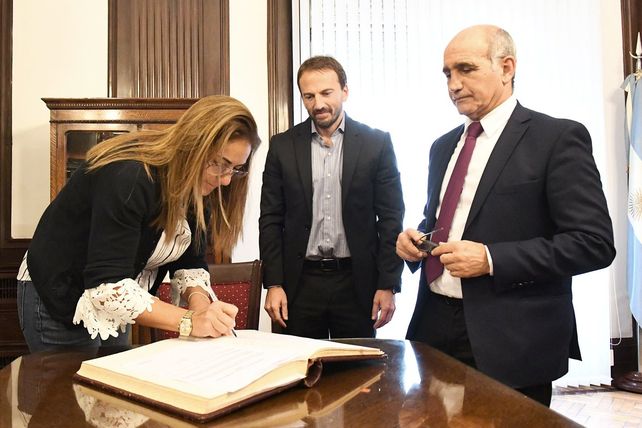 Expuesta por la denuncia de los aportantes Truchos, Vidal echó a la contadora de la Provincia